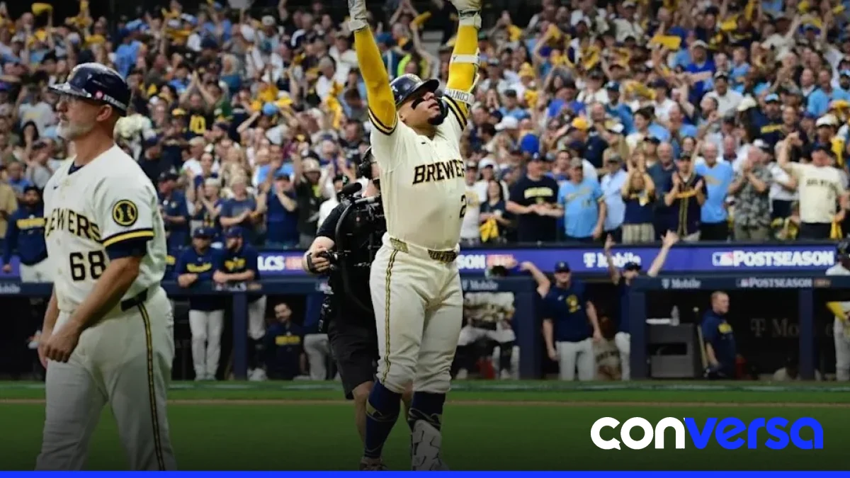 Jugadores de los Cerveceros celebran la victoria en el American Family Field.