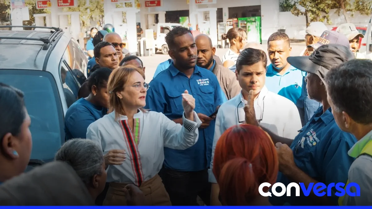Personal de la Dirección de Aseo Urbano realiza labores de limpieza en el sector de Cristo Rey.