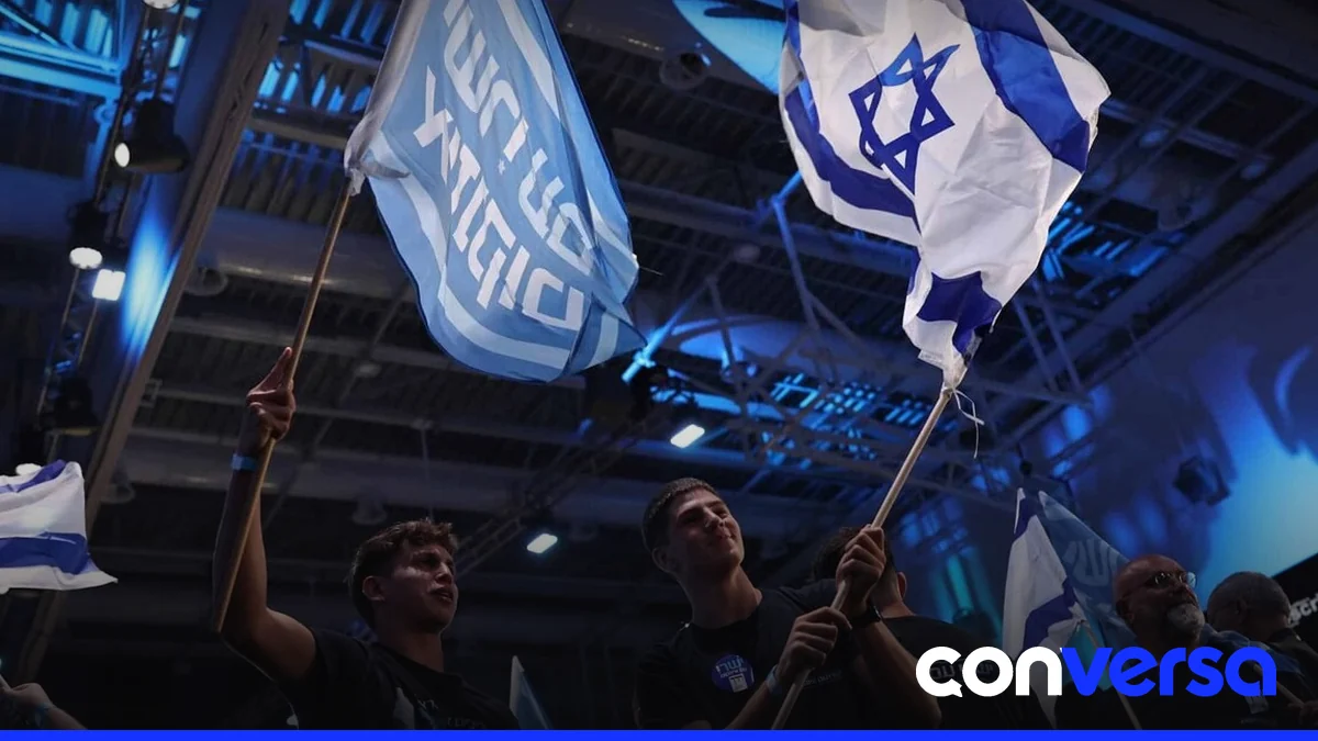 Votantes israelíes en una urna electoral durante las elecciones legislativas.