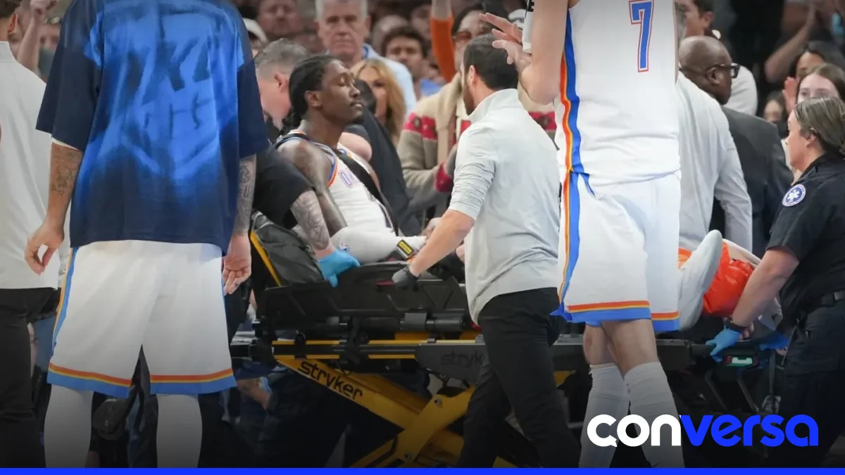 Jalen Williams de los Oklahoma City Thunder es trasladado en camilla tras sufrir una grave lesión en la pierna durante un partido contra los Clippers.