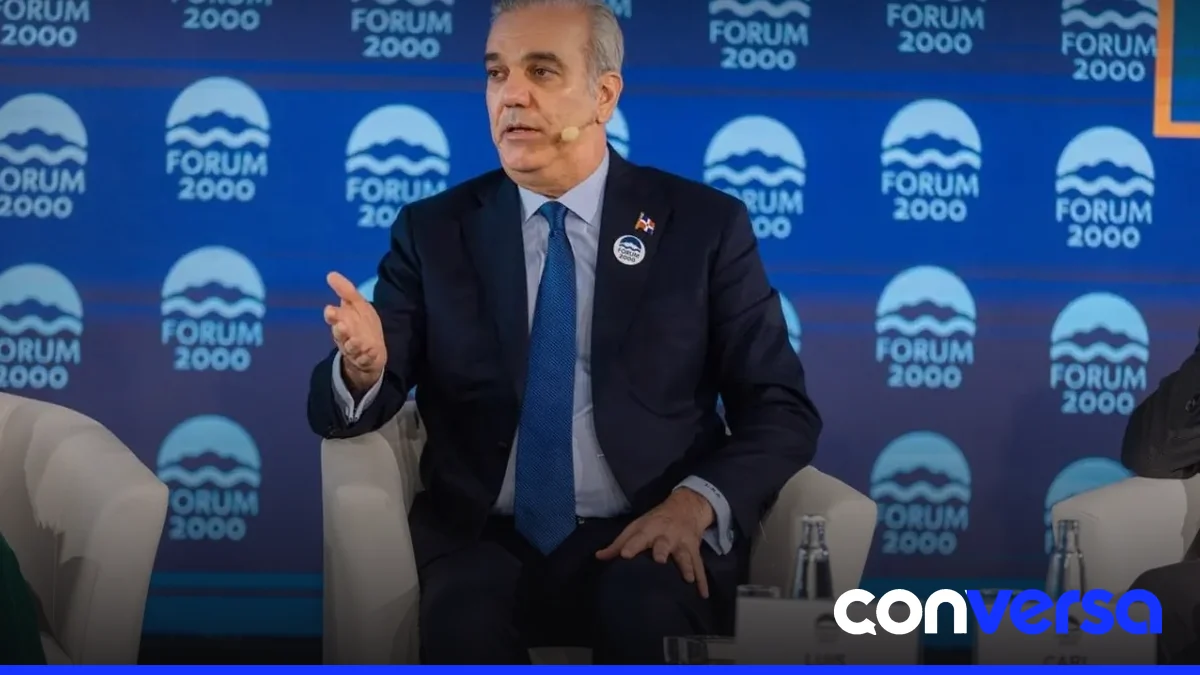 Foto del presidente Luis Abinader en el Forum 2000 en Praga.