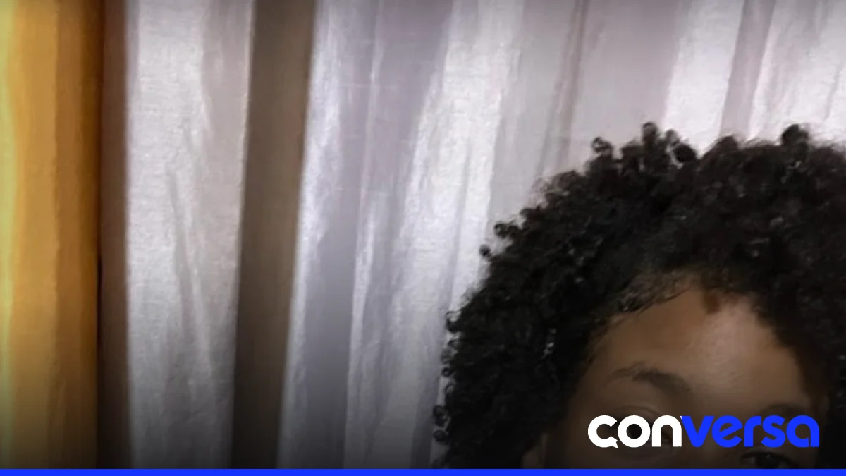 Lismary Reyes Solano, la adolescente que transforma papeles en flores y sueños.