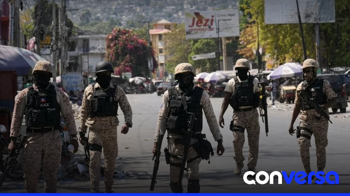 Fuerzas de seguridad haitianas y salvadoreñas en operación en Puerto Príncipe.