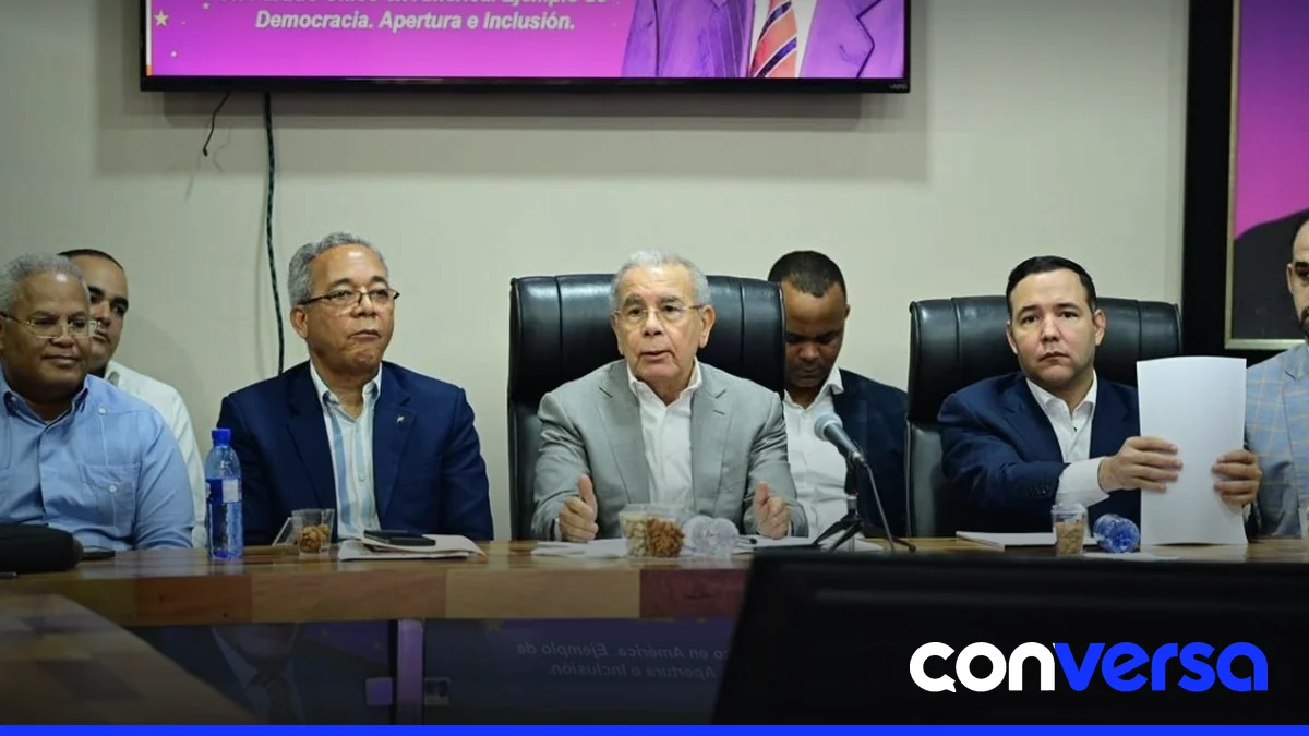 Militantes del PLD participan en una reunión para coordinar la implementación de la Línea Organizativa y Electoral.
