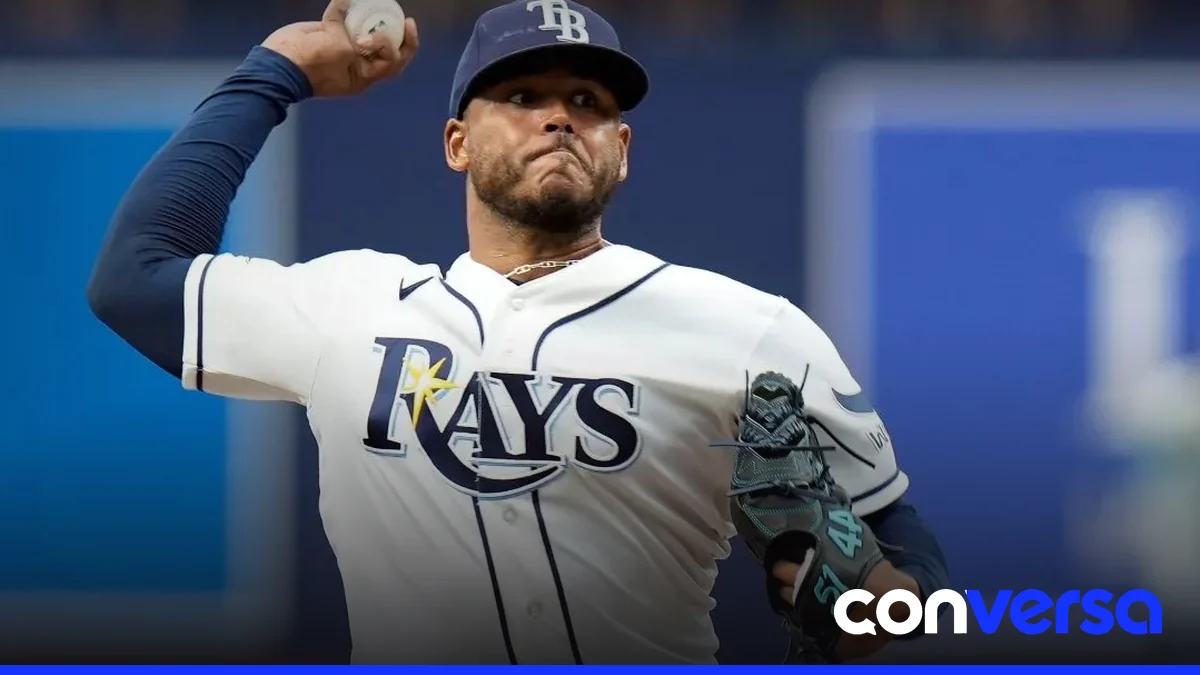 Freddy Peralta, lanzador de los Tampa Bay Rays, se prepara para enfrentar a los Milwaukee Brewers en el Juego 3 de la Serie Mundial.