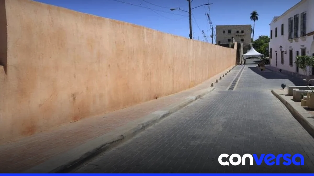 Imagen de la calle Colón en la Ciudad Colonial, mostrando la nueva pavimentación y mobiliario urbano.