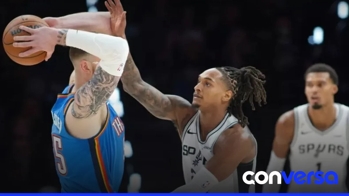 Jugadores del Thunder y Spurs en el partido de apertura de la temporada NBA.