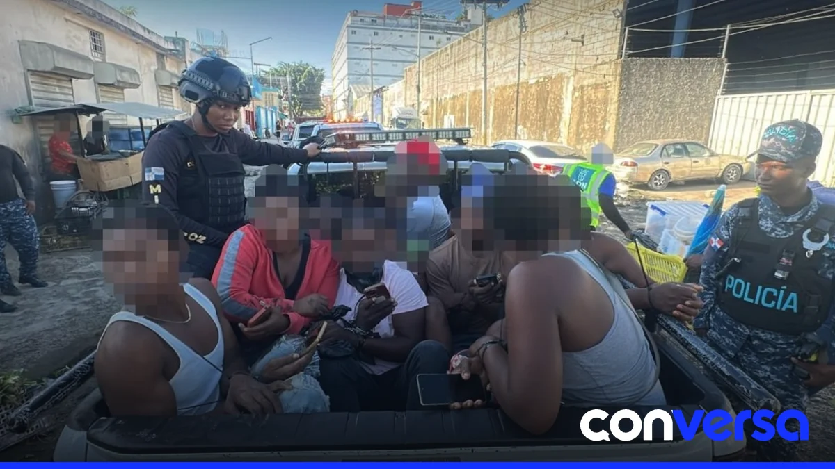 Autoridades migratorias realizan operativos en el Mercado Nuevo de Santo Domingo.