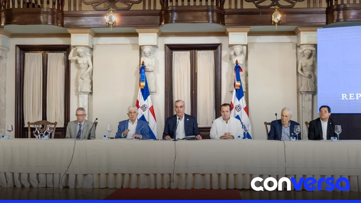 Imagen de una avenida con obras de asfaltado y señalización en Santo Domingo.