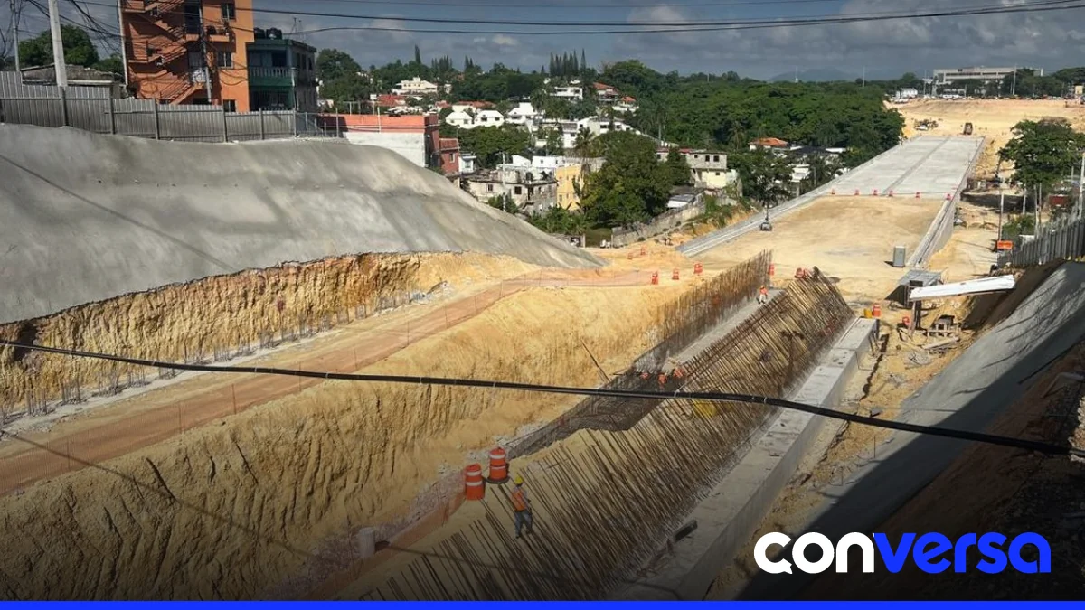 Trabajadores y maquinaria pesada en la construcción del túnel entre Jacobo Majluta y República de Colombia.
