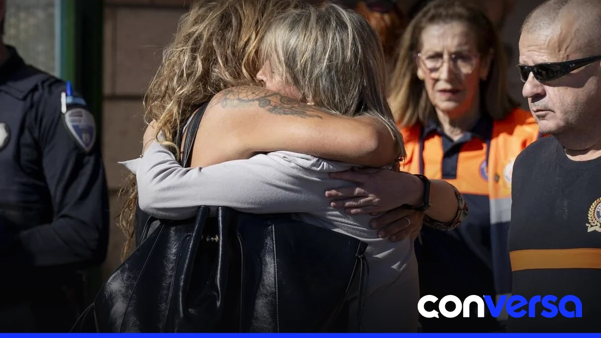 Vecinos ayudan a heridos en el pabellón polideportivo de Urda tras el accidente ferroviario.