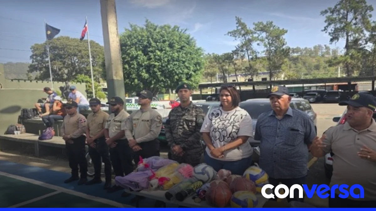 Niños y jóvenes participan en un festival deportivo organizado por la DNCD en Constanza.