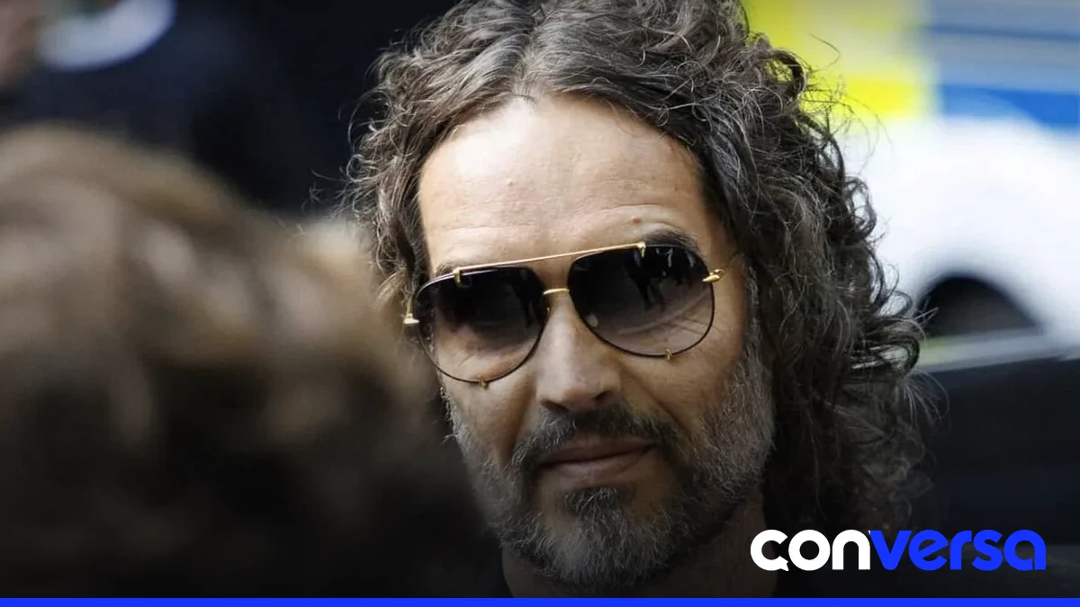 Russell Brand llega al tribunal en Londres para el comienzo de su juicio.