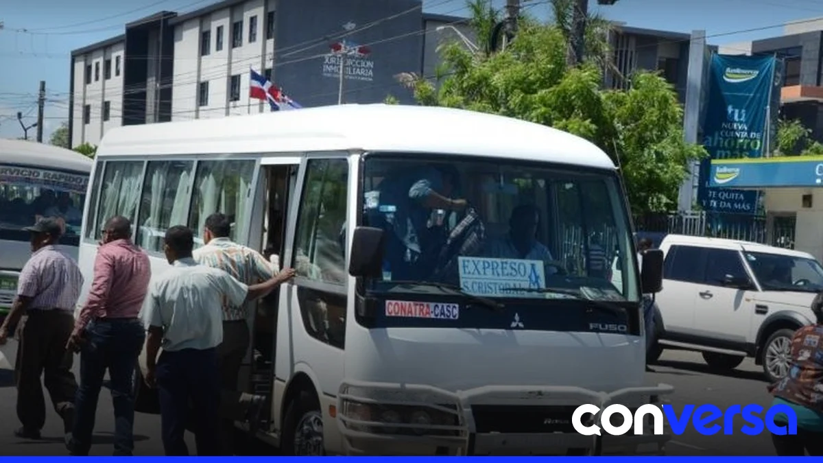 Foto de archivo: Transporte público en Santo Domingo.