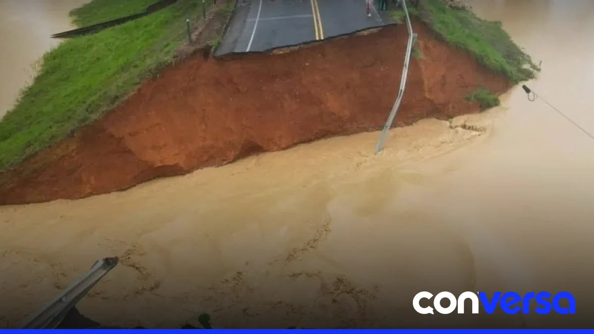 Imagen de una carretera afectada por lluvias en República Dominicana.