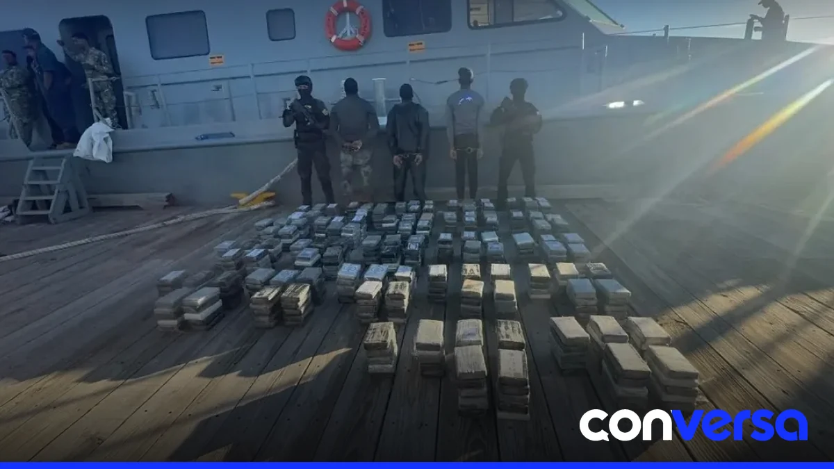 Autoridades dominicanas incautan paquetes de cocaína durante operaciones marítimas en las costas de Peravia y Pedernales.