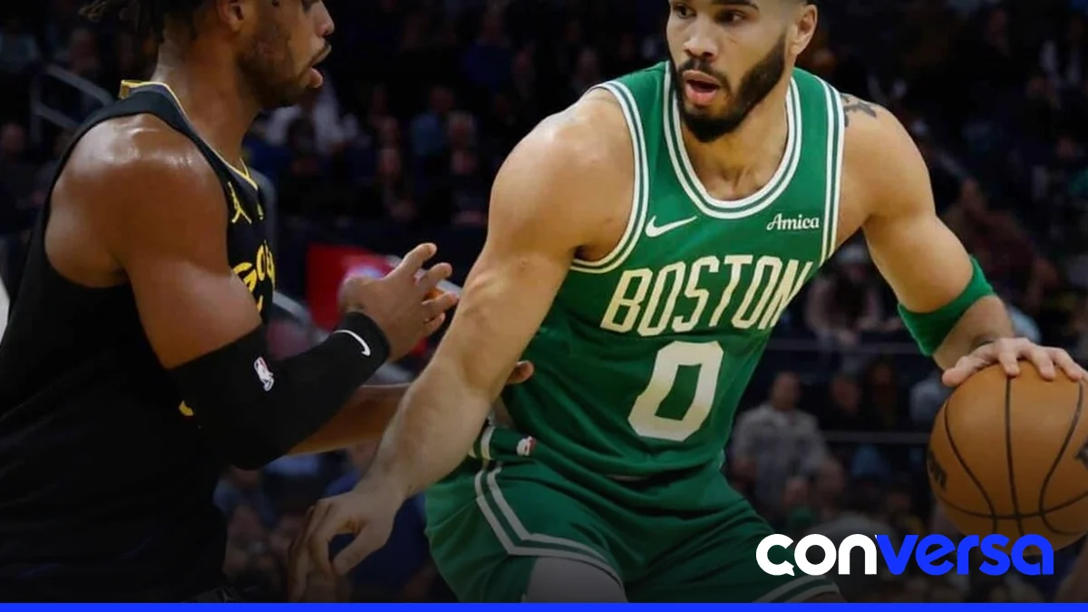 Jugador de los Boston Celtics en acción durante el partido contra los Brooklyn Nets.