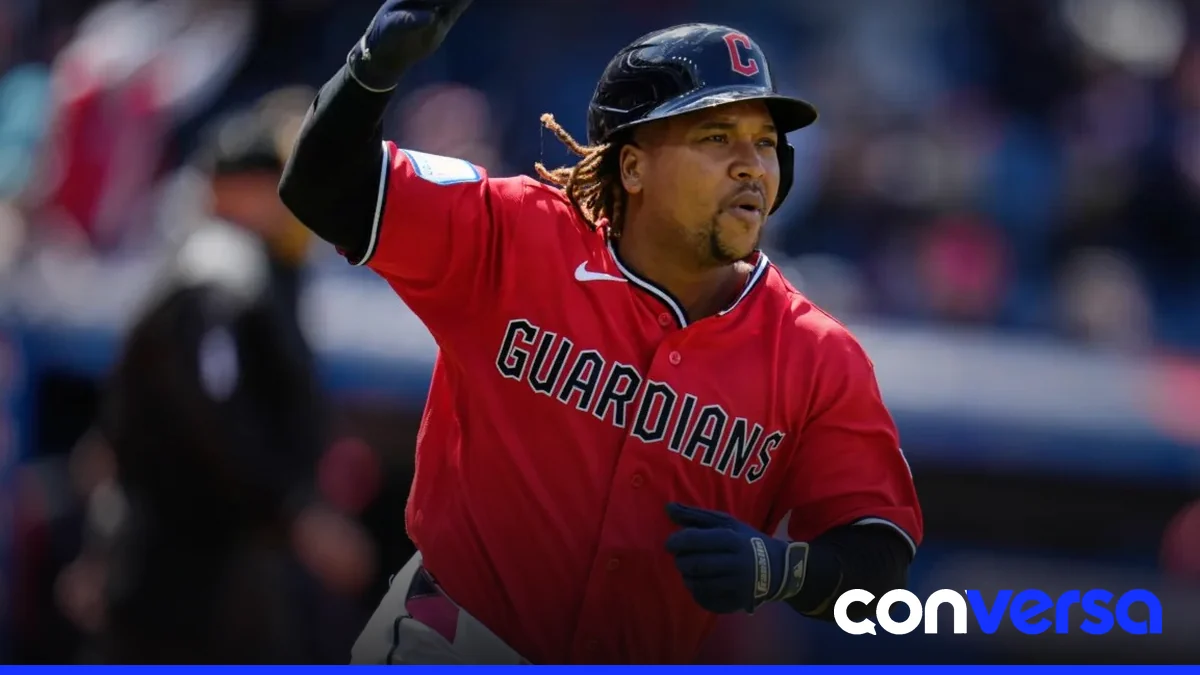 José Ramírez en acción durante el Juego 4 de la Serie de Campeonato de la Liga Americana.