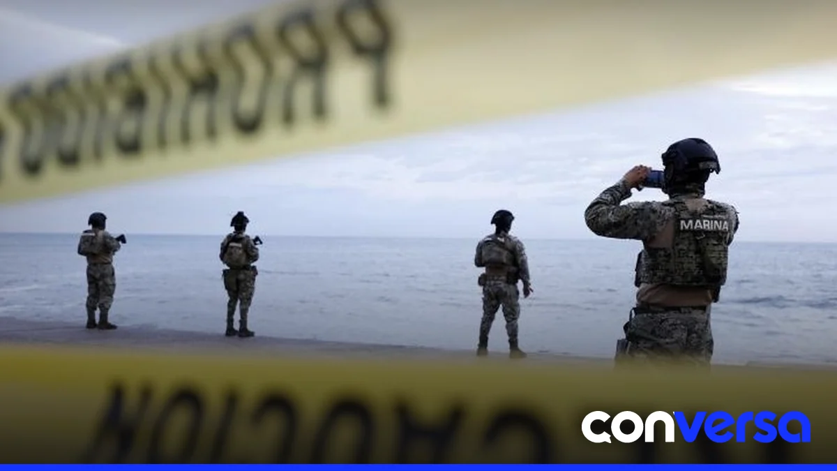 Habitantes de Puerto Vallarta se ejercitan en el malecón mientras las olas rompen con fuerza.