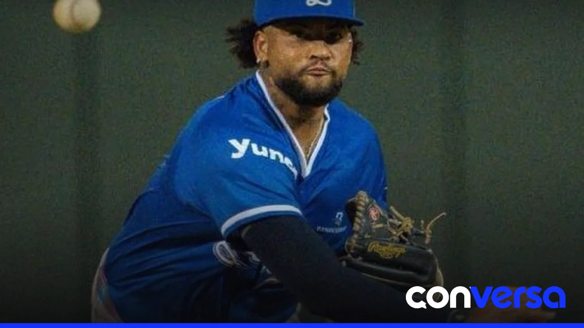 Jugadores de los Tigres del Licey en el campo de béisbol durante el partido contra los Toros del Este.