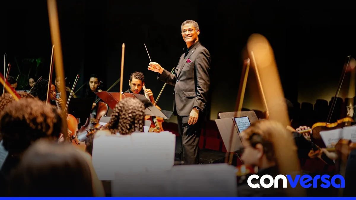 Alberto Rincón dirigiendo la orquesta durante el concierto de aniversario de Appassionato.