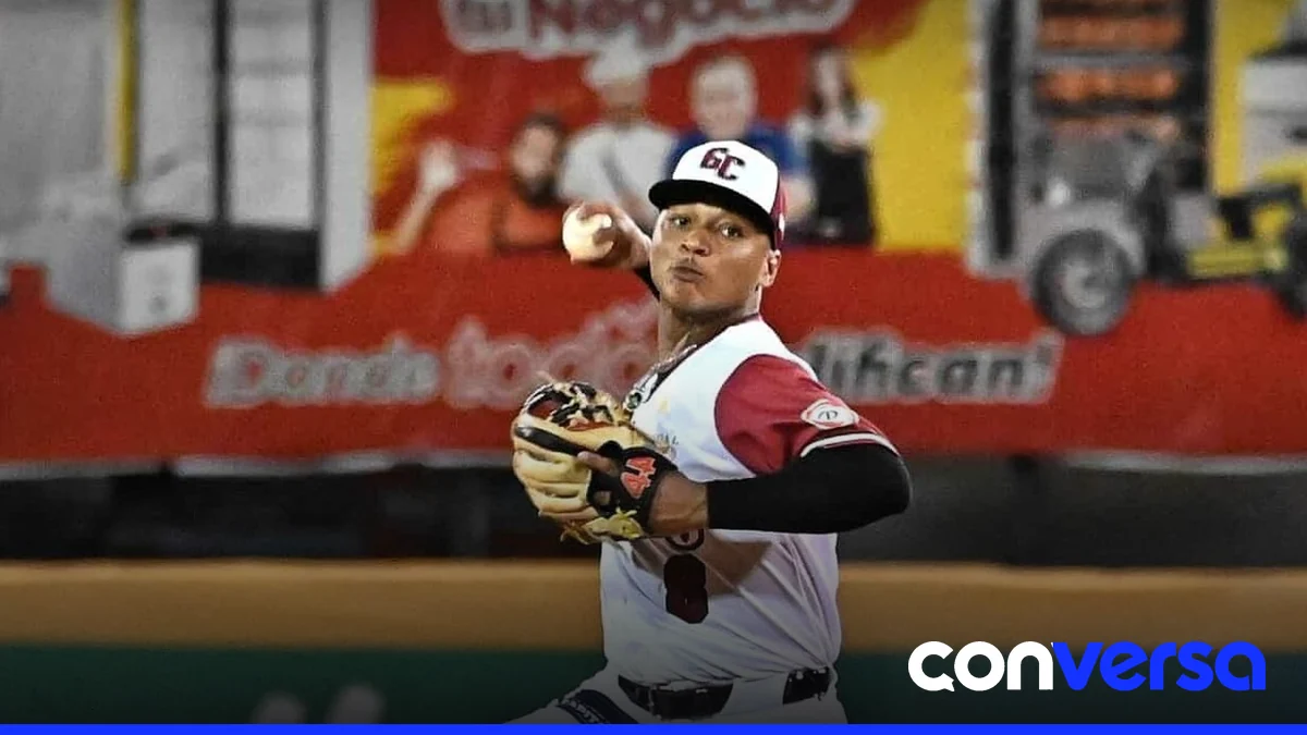 Roldy Brito, prospecto de los Rockies de Colorado, juega con los Gigantes del Cibao en la Lidom.