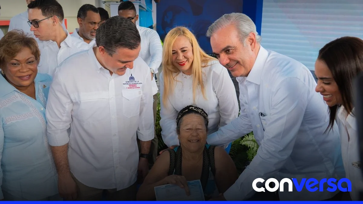 Autoridades entregan títulos de propiedad y apartamentos en Santo Domingo.