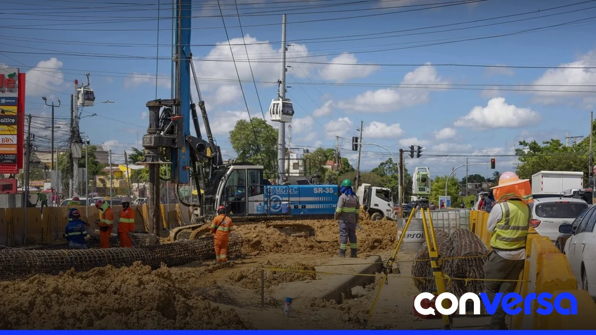 Trabajadores de la empresa contratista JM S.R.L. Constructora realizan labores de instalación de estructuras en el paso a desnivel en Charles de Gaulle.