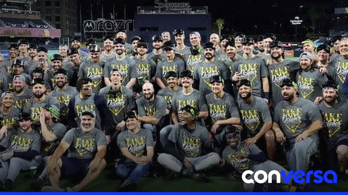 Jugadores de los Cerveceros de Milwaukee en el campo de béisbol.