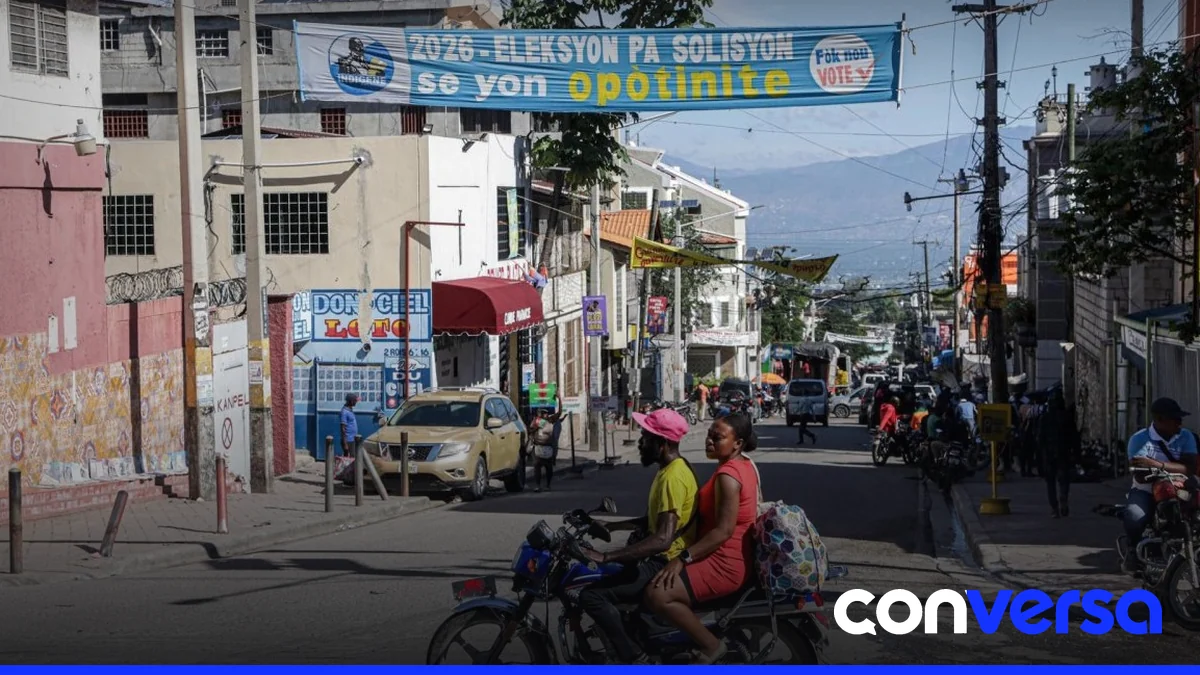 Imagen de una zona afectada por la crisis en Haití, con personas en busca de refugio.
