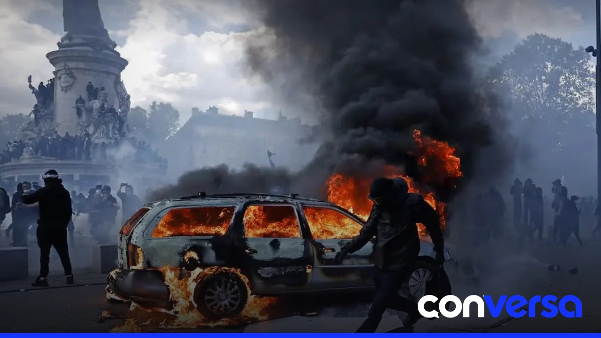 Manifestantes en las calles de París durante las protestas por el costo de vida y la vivienda.