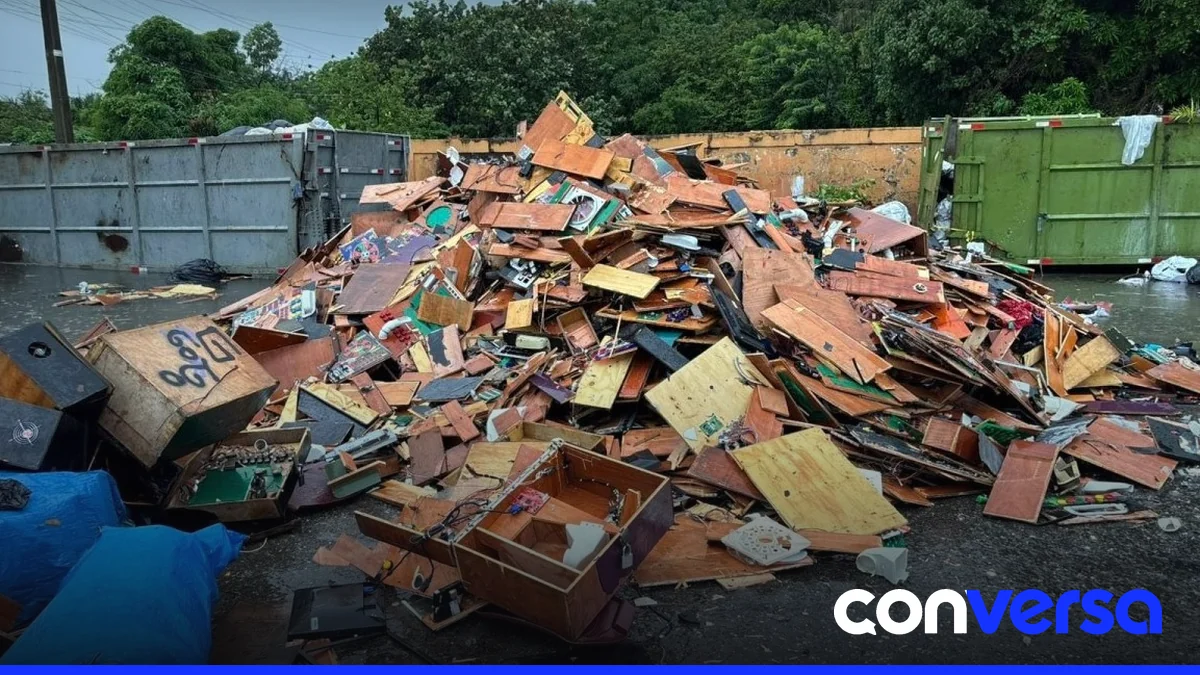 Autoridades destruyen máquinas tragamonedas en el mercado de Canastica.