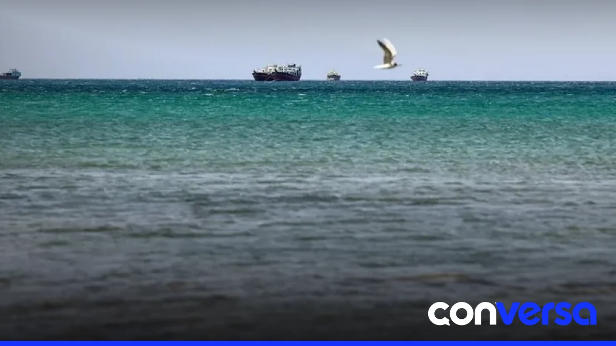 Imagen de un buque comercial en el golfo de Omán, zona de tensión entre Irán y Estados Unidos.