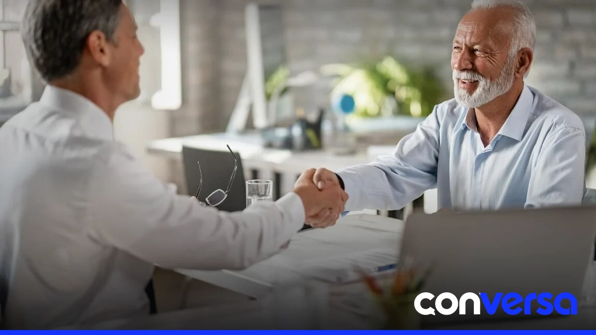 Imagen de una persona mayor en consulta médica con un profesional de salud.