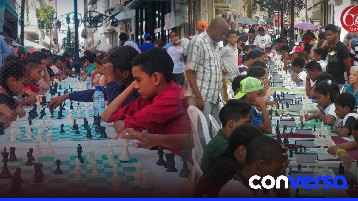 Participantes del XV Torneo de Ajedrez Conde Peatonal en la Calle El Conde.