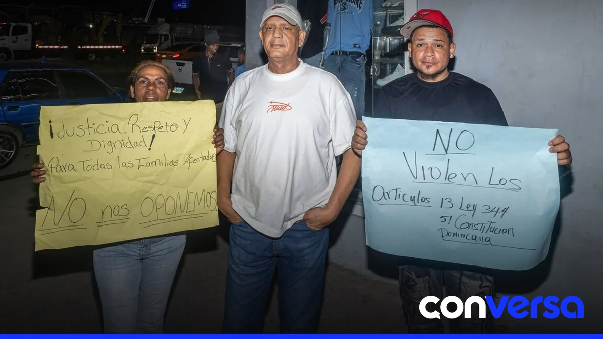 Manifestantes en la autopista Duarte exigen una compensación justa por sus propiedades.