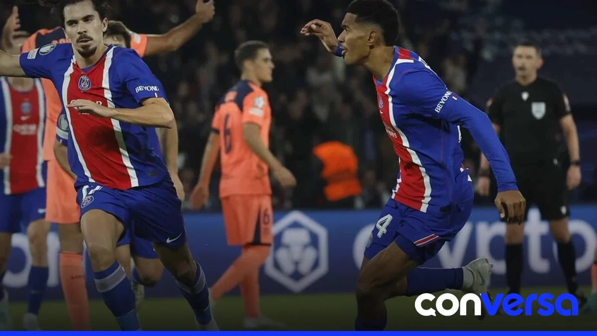 Jugadores del PSG y del Barcelona disputan un partido intenso en la Champions League.