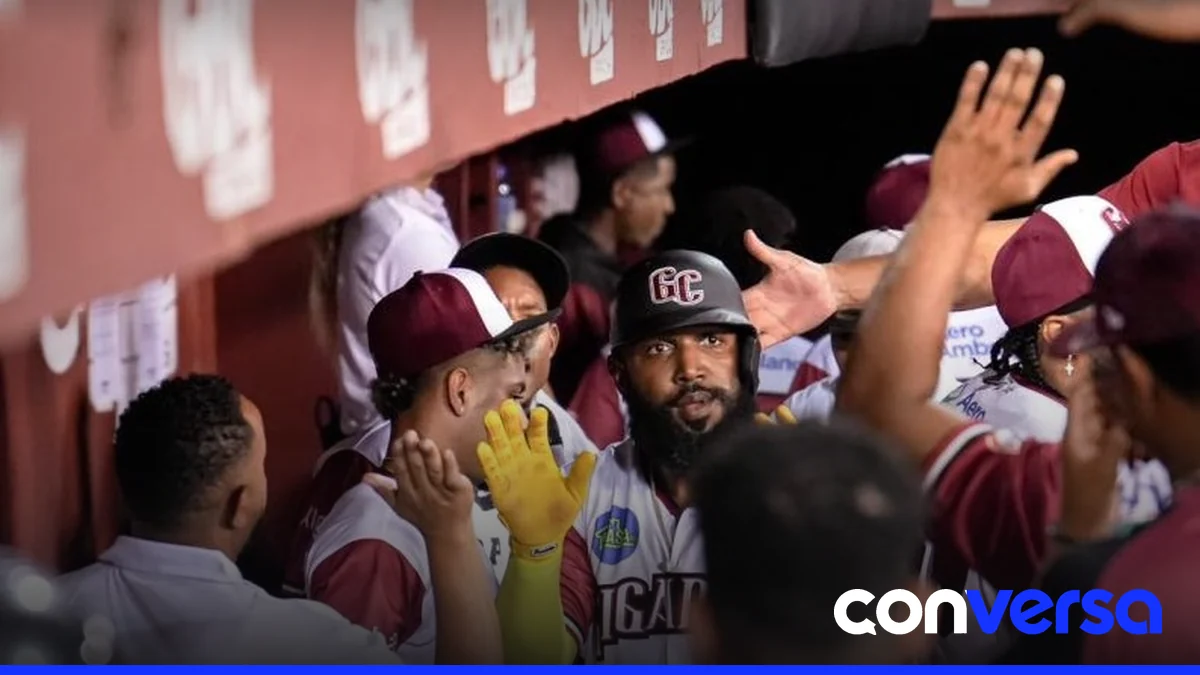 Jugadores de los Gigantes del Cibao celebran la victoria en el partido contra los Tigres del Licey.