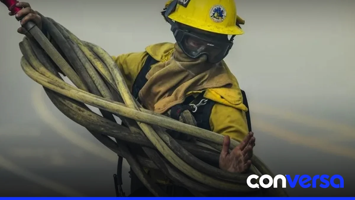 Fuerzas de emergencia trabajan en la base militar de Wainwright durante el incendio.