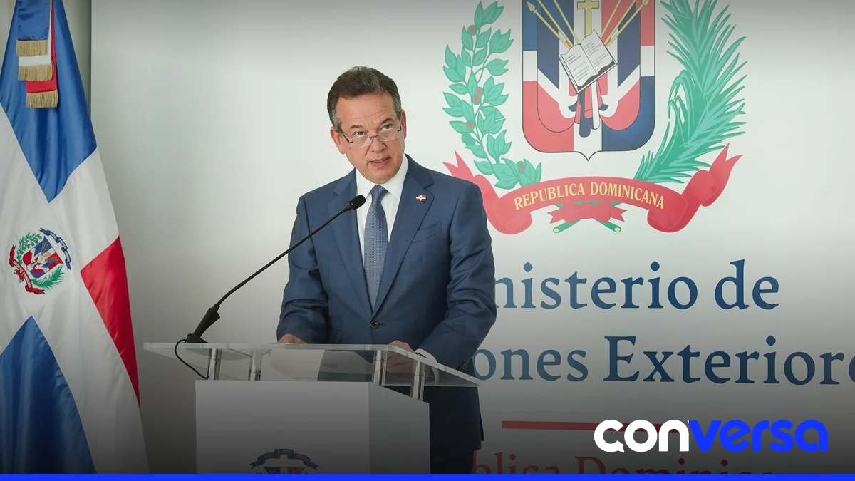 Ministro de Relaciones Exteriores Víctor Ito Bisonó durante un encuentro en el Palacio Nacional.