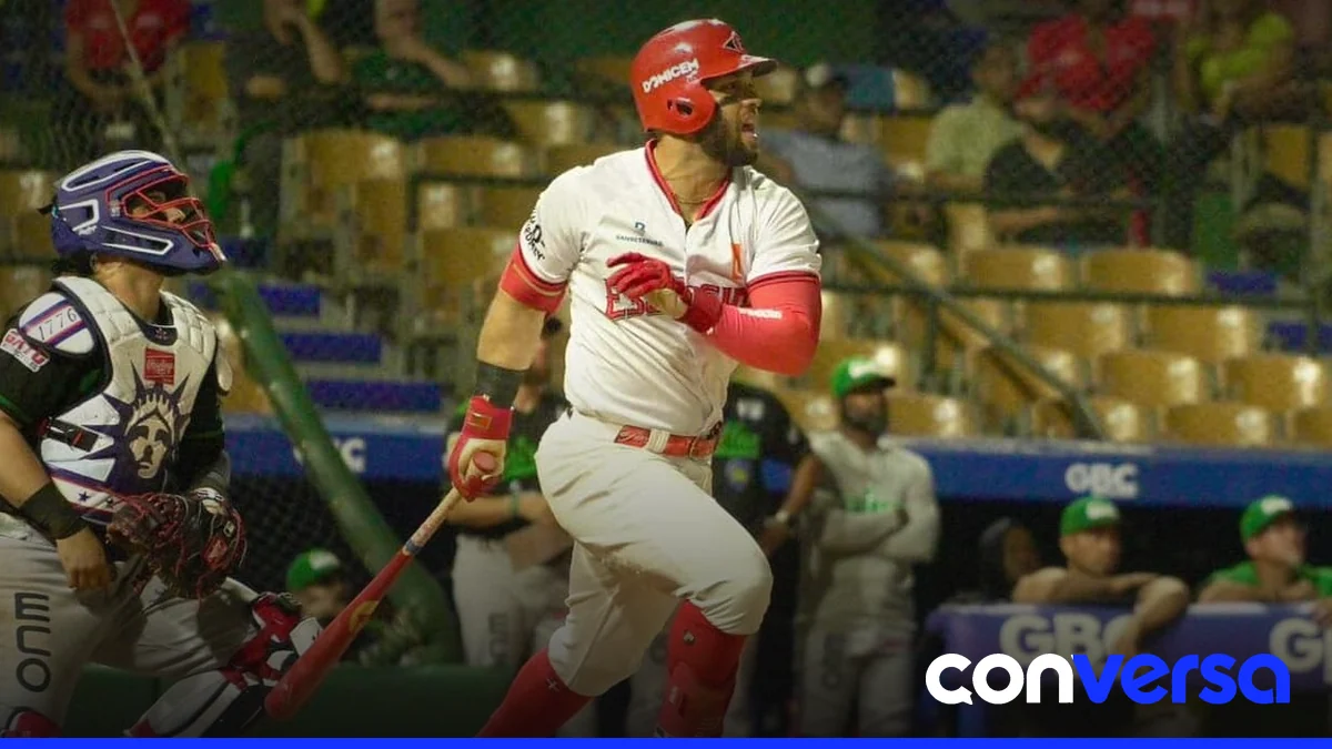 Jugadores del Leones del Escogido celebran la victoria en el estadio Quisqueya Juan Marichal.