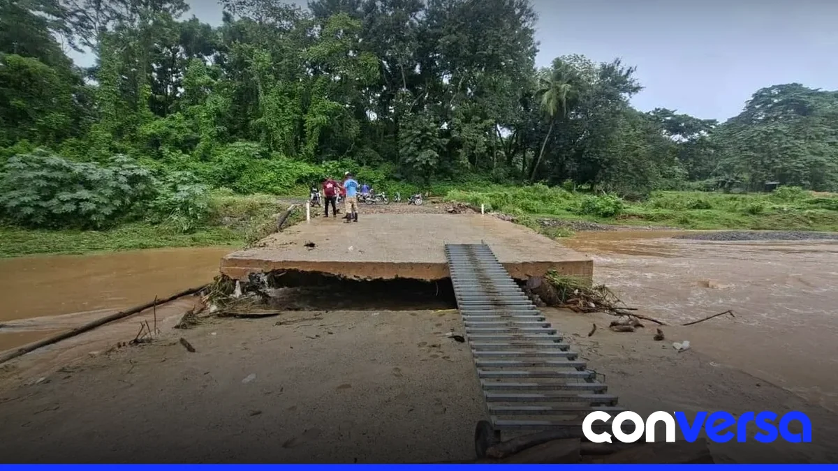 Imagen de un puente provisional en el distrito de Don Juan, Monte Plata, afectado por el colapso reciente.