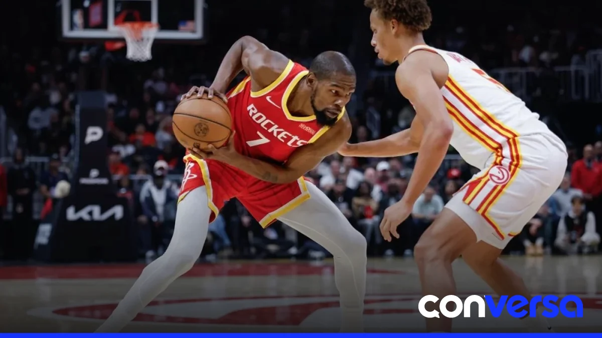 Jugadores de los Houston Rockets celebran su victoria sobre los Atlanta Hawks.