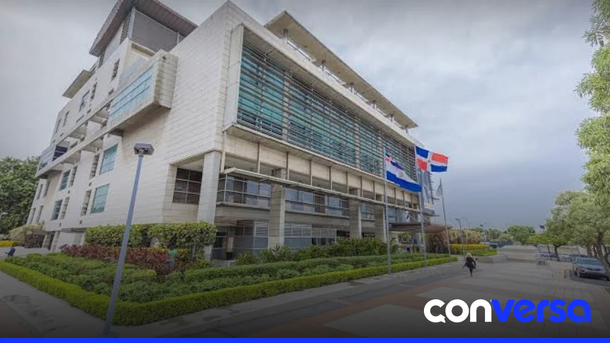 Agentes de la Dirección Nacional de Control de Drogas (DNCD) inspeccionan un contenedor en el puerto de Santo Domingo.