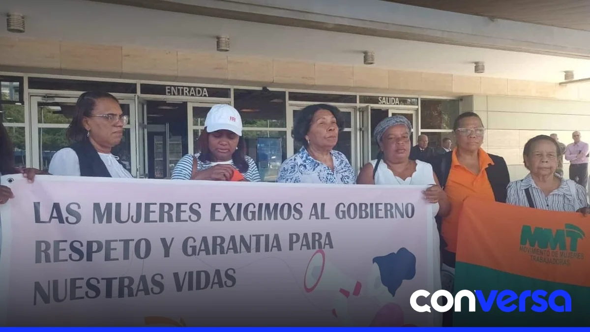 Manifestantes frente a la Procuraduría General de la República exigiendo respeto a la Constitución y cese de muertes de jóvenes a manos de la Policía.