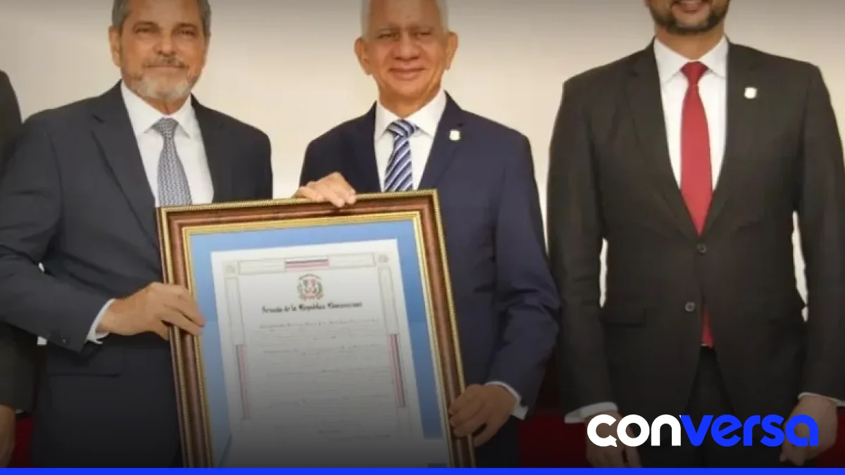 Junior Noboa recibiendo la placa de reconocimiento en el Senado.