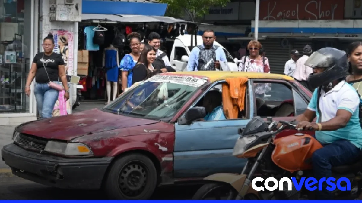 Vehículo estacionado en una vía pública, sin indicación de inspección técnica.