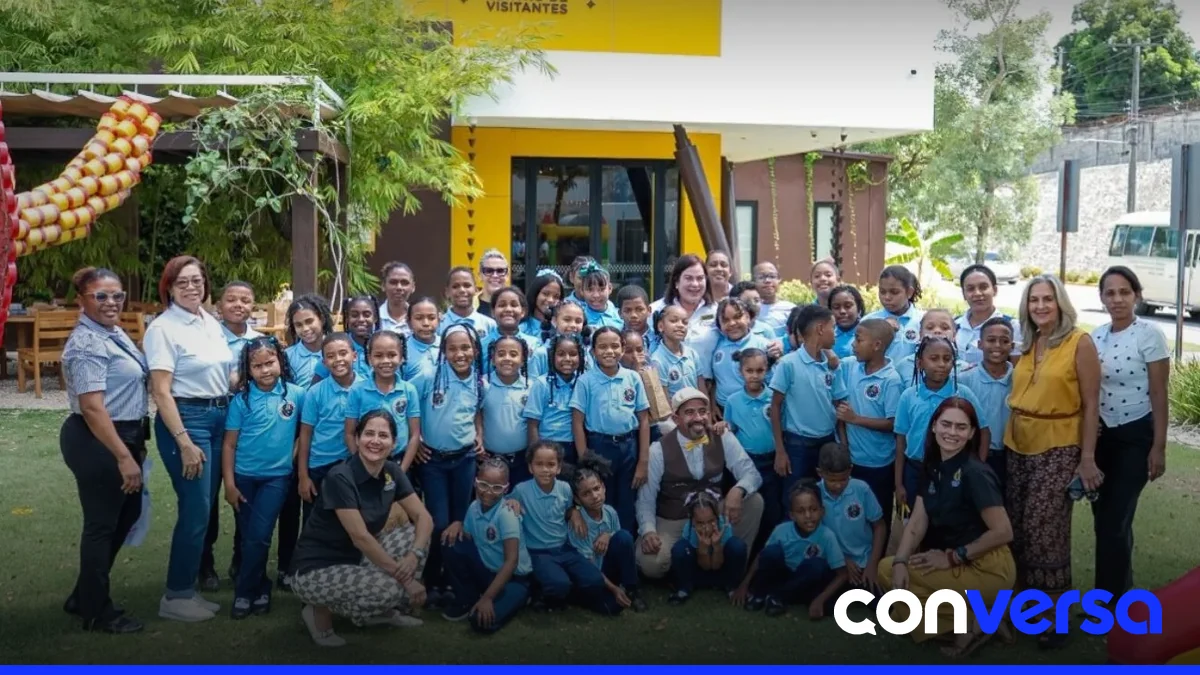 Niños participan en una actividad artística en el Centro de Visitantes Cortés.