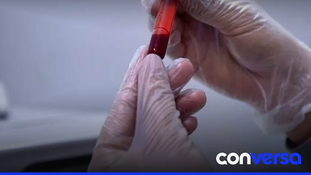Deportistas participando en un control antidopaje en un centro médico.
