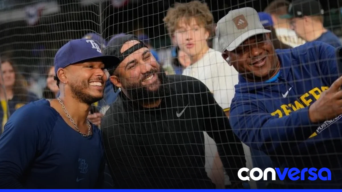 Freddy Peralta se prepara para lanzar en el Juego 3 de la Serie Mundial con los Tampa Bay Rays.